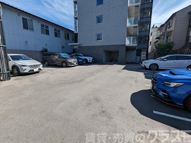 28/30 駐車場