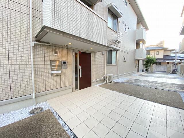 23/30 エントランス