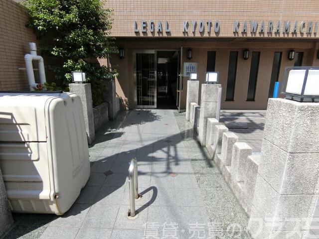 27/30 エントランス