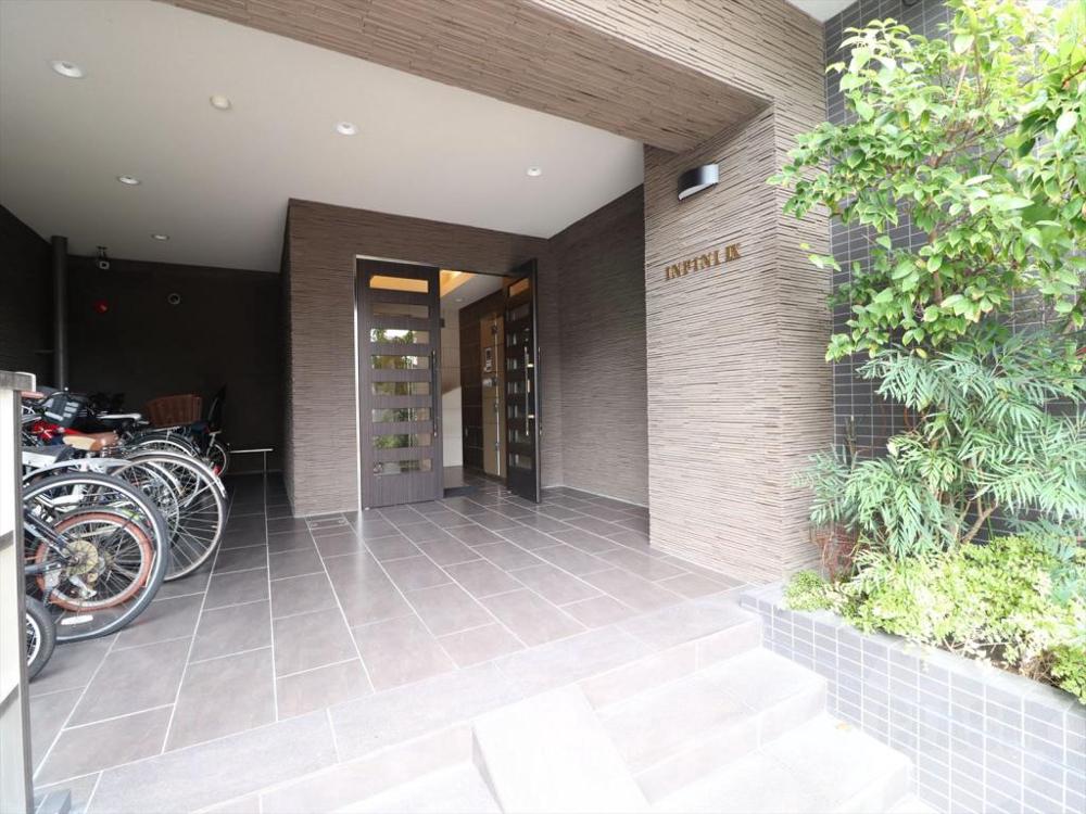 23/30 エントランス