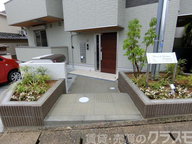 28/30 エントランス