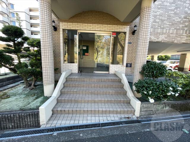 16/23 エントランス