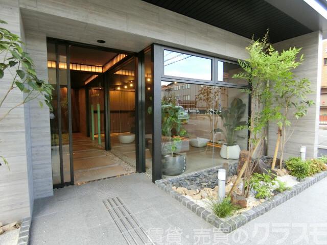 28/30 エントランス