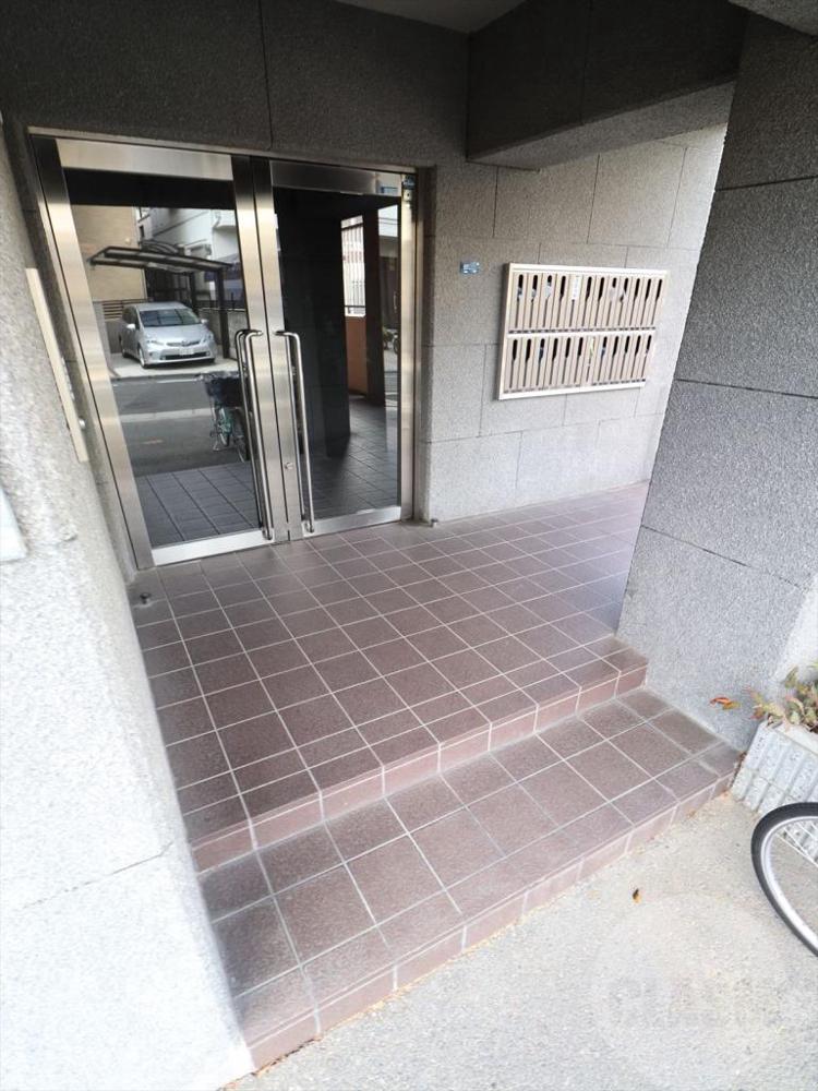 19/27 エントランス