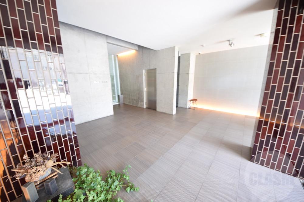 24/30 エントランス