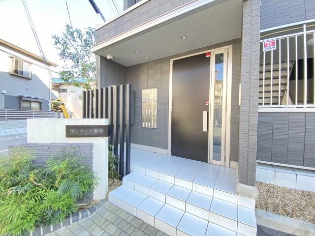 27/30 エントランス