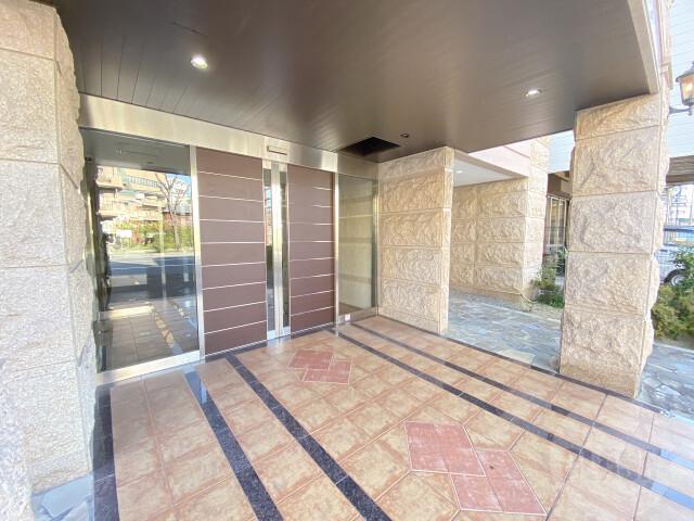 23/30 エントランス