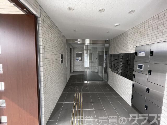 27/30 エントランス