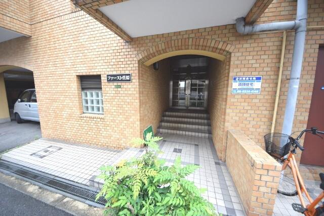 18/27 エントランス