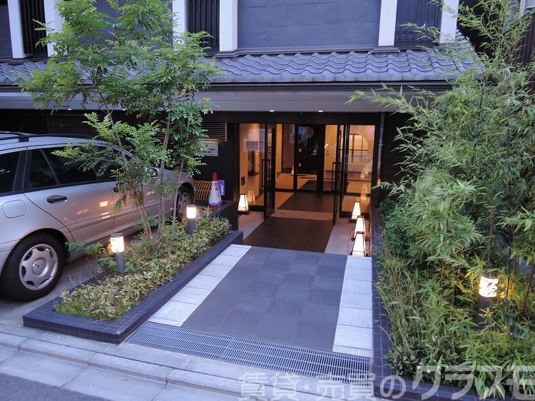 27/30 エントランス