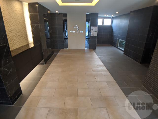 21/30 エントランス