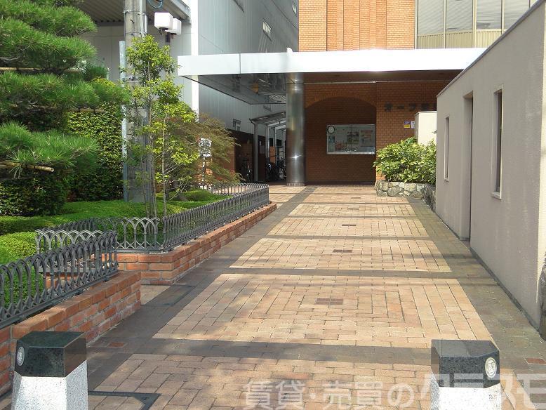 28/30 エントランス