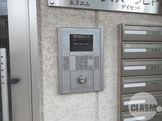 18/23 エントランス