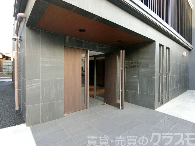 27/30 エントランス