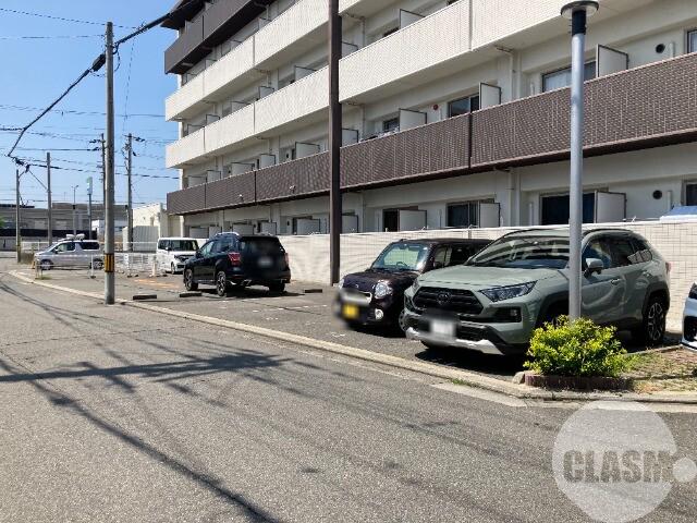 23/28 駐車場