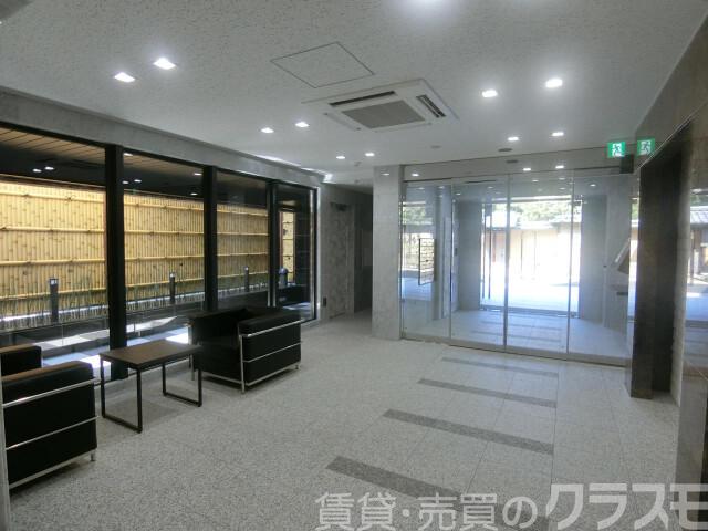 27/30 エントランス