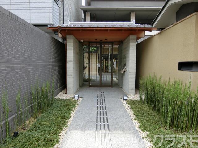 28/30 エントランス