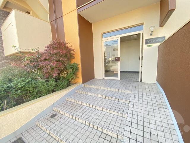 19/30 エントランス