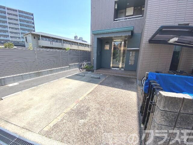 18/22 エントランス