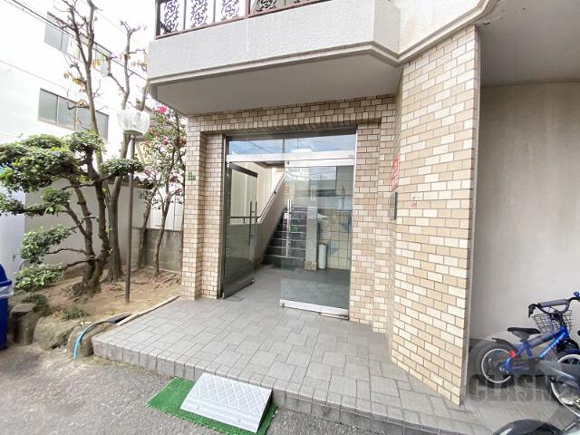 16/25 エントランス
