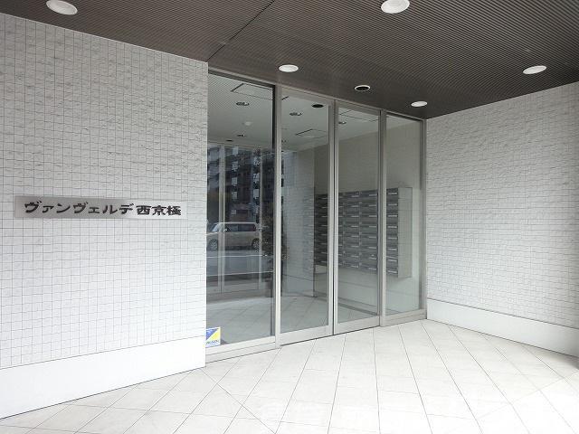 27/30 エントランス