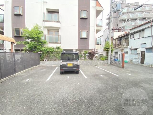 18/27 駐車場
