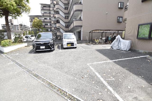 27/30 駐車場