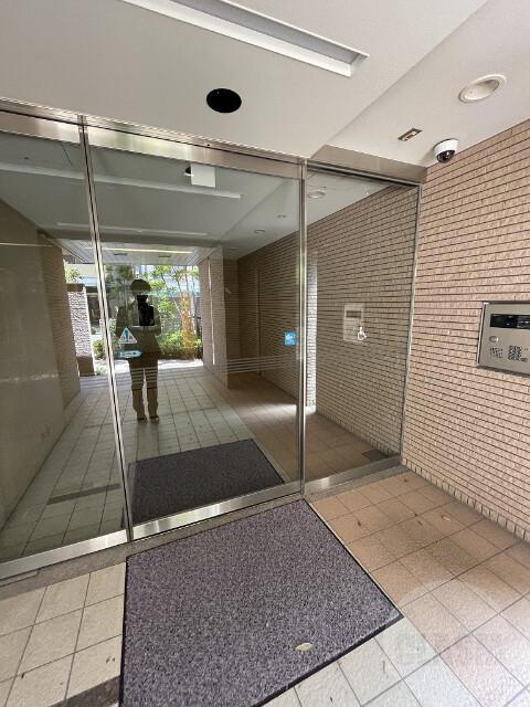 22/27 エントランス