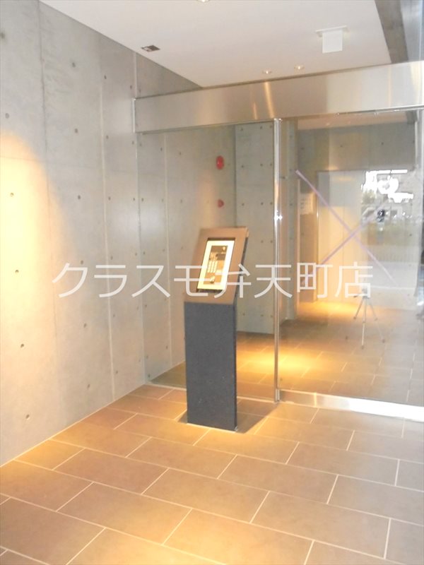 18/23 エントランス