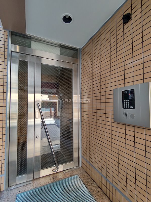 18/26 エントランス