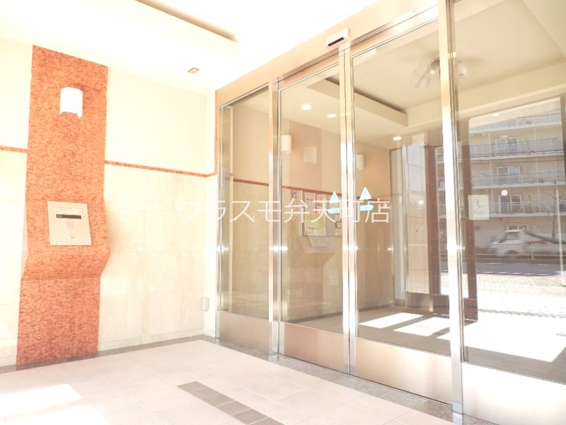 18/23 エントランス