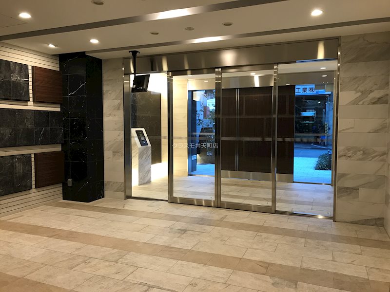 23/29 エントランス