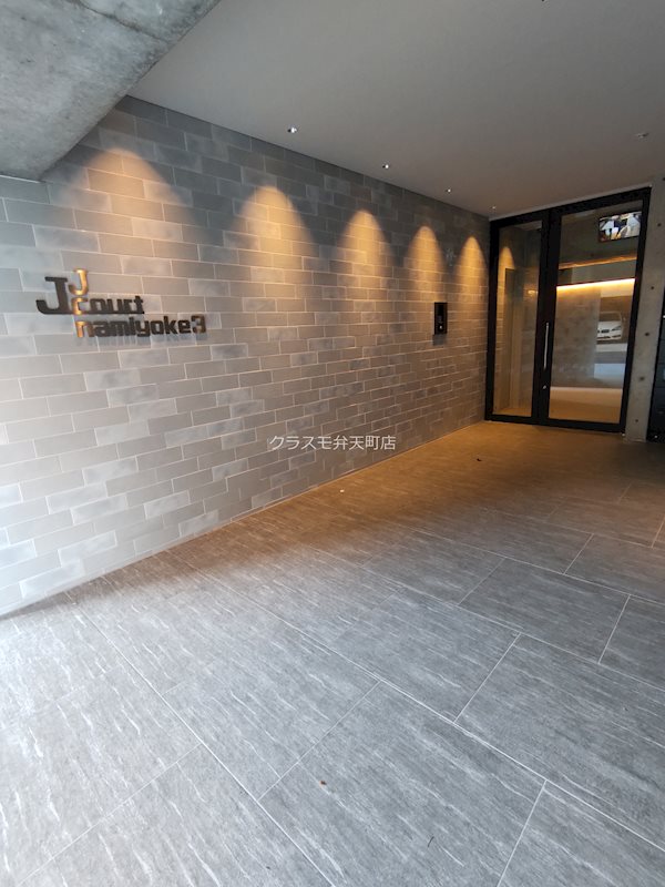 23/28 エントランス