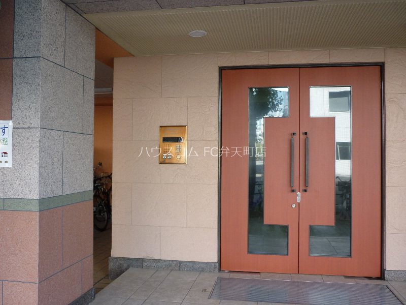 18/25 エントランス