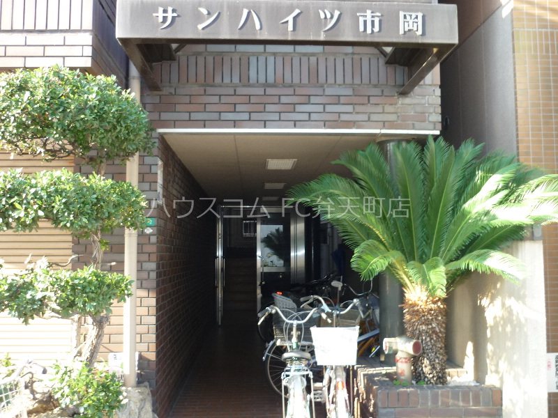 18/23 エントランス