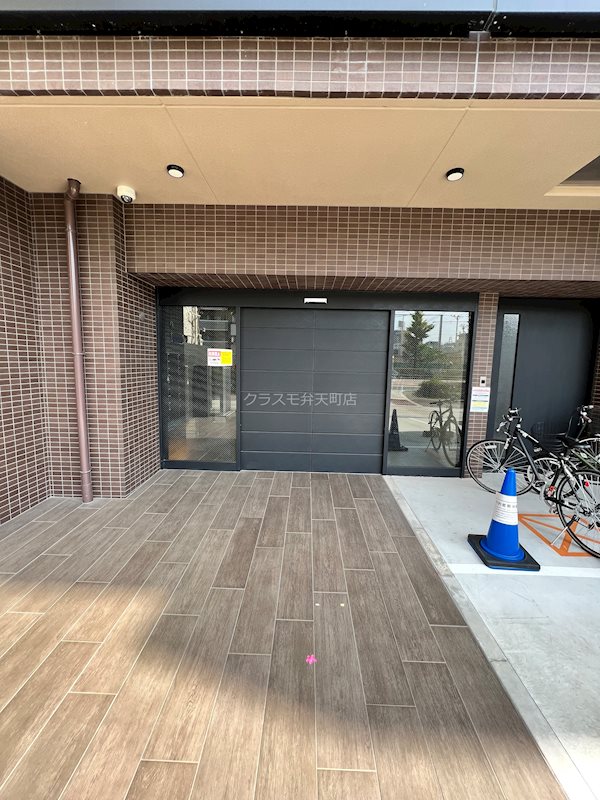 18/23 エントランス