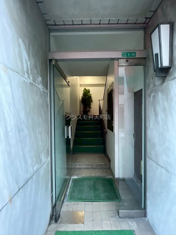 16/21 エントランス