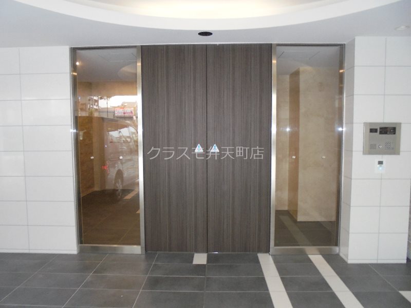 18/23 エントランス