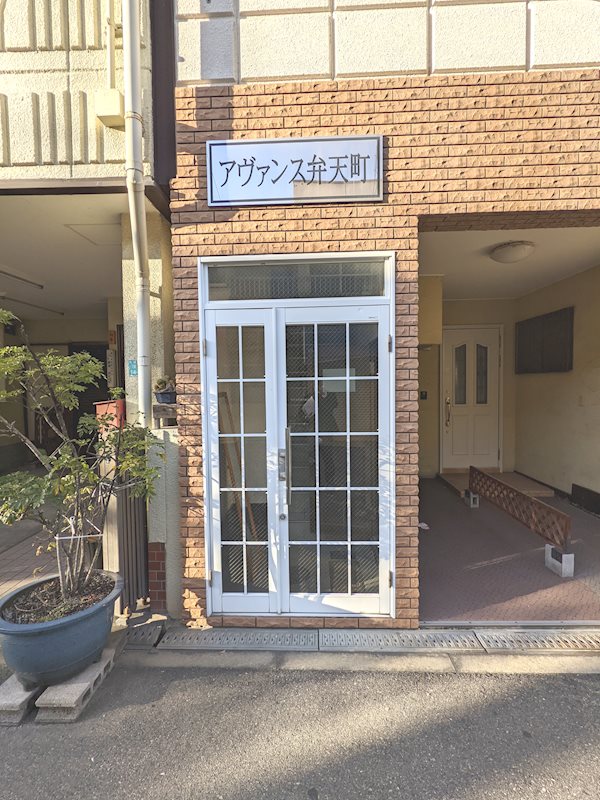 16/21 エントランス