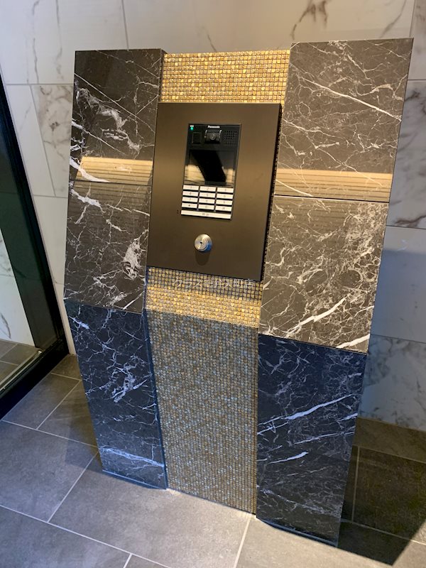 16/21 エントランス