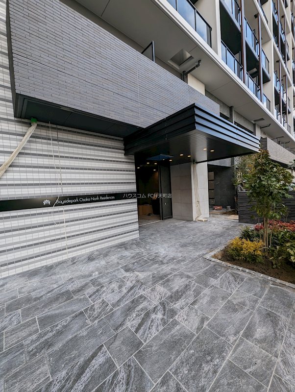 16/23 エントランス