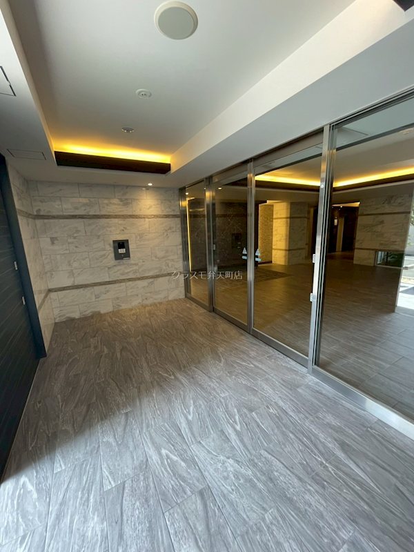 24/30 エントランス