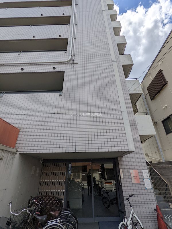 23/30 エントランス