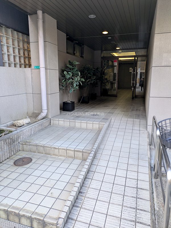 18/25 エントランス