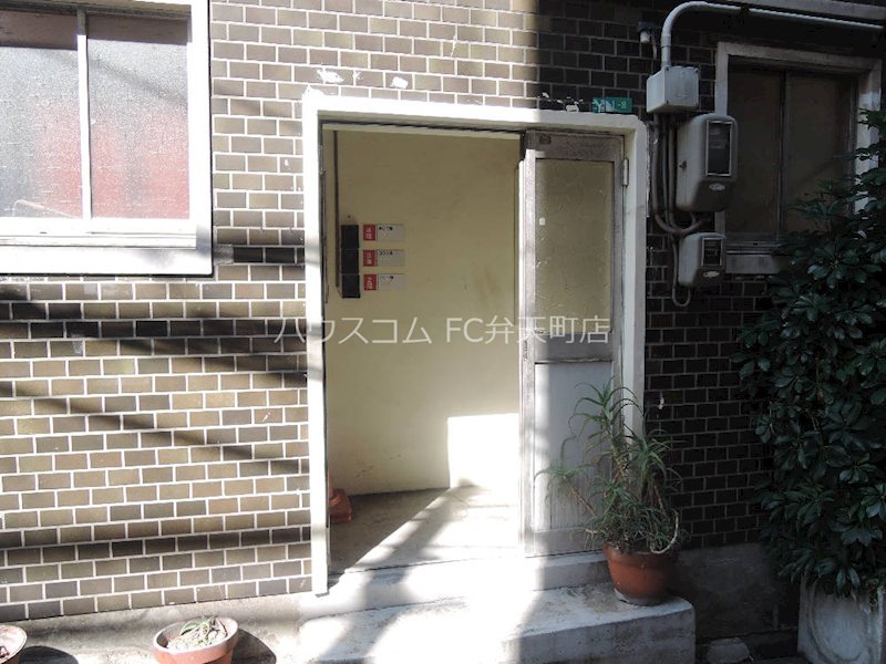 19/27 エントランス