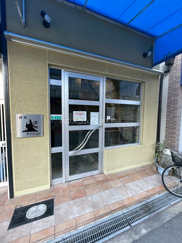 18/23 エントランス