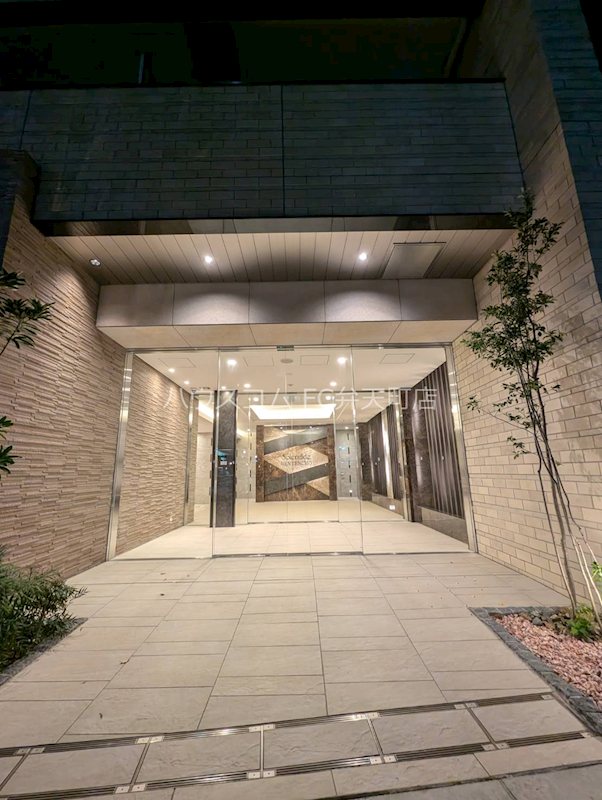 22/27 エントランス