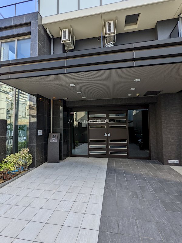 22/27 エントランス