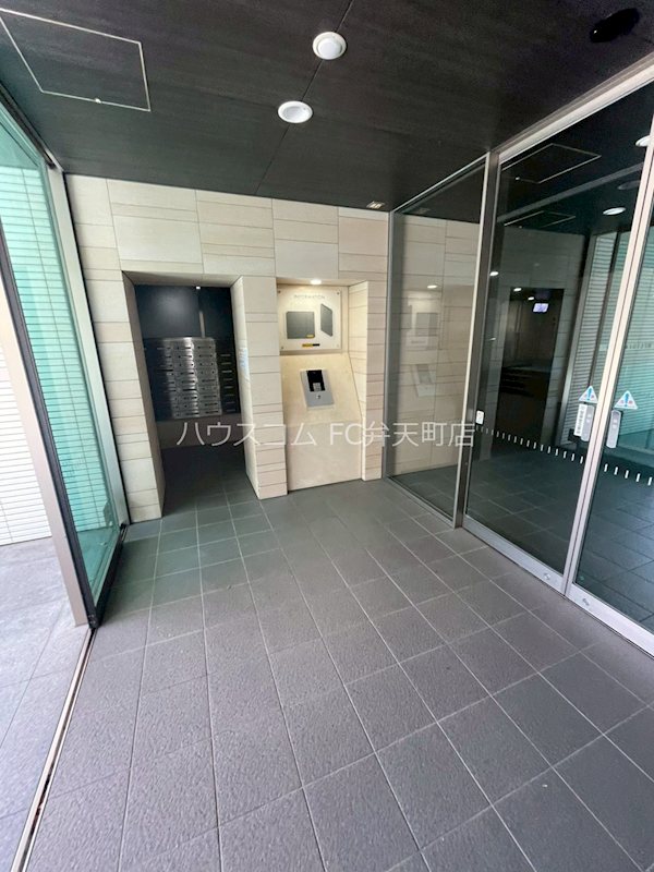 19/30 エントランス