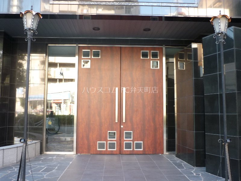 23/28 エントランス